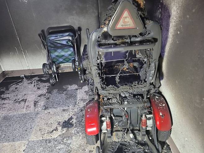 불에 탄 전동휠체어.ⓒ경남소방본부 제공