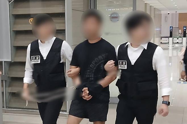 법무부는 22일 다수의 웹사이트를 해킹해 재력가 등 사회 저명인사인 피해자들의 금융계좌, 가상자산 계정에서 계정에서 합계 380억 원 이상을 편취한 해킹 범죄조직의 총책급 A씨를 을 태국 방콕에서 인천공항으로 송환했다고 밝혔다.  A씨는 태국 등 해외에서 해킹 범죄단체를 조직하고 2023년 8월경부터 2024년 1월경까지 이동통신사 홈페이지 등에 침입하여 불법수집한 개인정보를 이용해 피해자들 명의로 휴대전화를 개통한 다음 피해자들의 금융계좌, 가상자산 계정에서 무단으로 예금 등 자산을 이체한 것으로 알려졌다. (사진=법무부 제공) 2025.08.22.