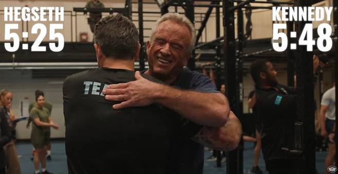 헤그세스 장관이 5분25초 만에, 케네디 장관이 5분48초 만에 챌린지를 완료했다. 유튜브 채널 ‘Department of Defense’ 영상 갈무리