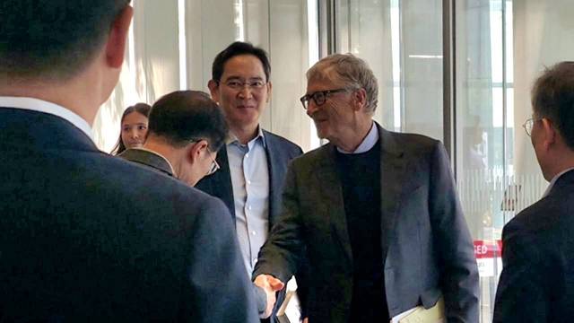 이재용(가운데 왼쪽) 삼성전자 회장이 22일 삼성전자 서초 사옥을 방문해 오찬을 함께 한 빌 게이츠(가운데 오른쪽) 게이츠재단 이사장을 배웅하고 있다. 삼성전자 제공