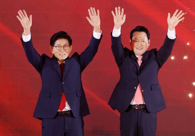 22일 충북 청주시 흥덕구 청주오스코에서 열린 국민의힘 제6차 전당대회에서 결선에 진출한 김문수, 장동혁 당 대표 후보가 손을 흔들고 있다. 이날 국민의힘 당 대표 선거는 4명의 후보 중 과반득표자가 없어 1~2위를 기록한 김문수·장동혁 후보가 결선에 진출, 재투표를 실시해 오는 26일 당선인을 발표할 계획이다.<공동취재·연합뉴스>