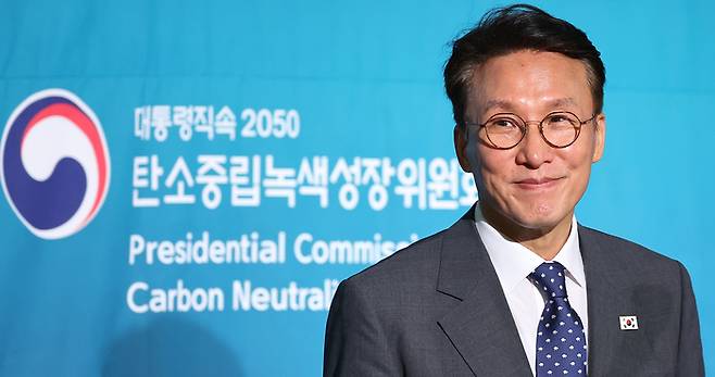 김민석 국무총리가 22일 서울 종로구 포시즌스 호텔에서 열린 2025 탄소중립 녹색성장 글로벌 협력 콘퍼런스 개회식에서 개회사를 마친 뒤 연단에서 내려오고 있다. 연합뉴스