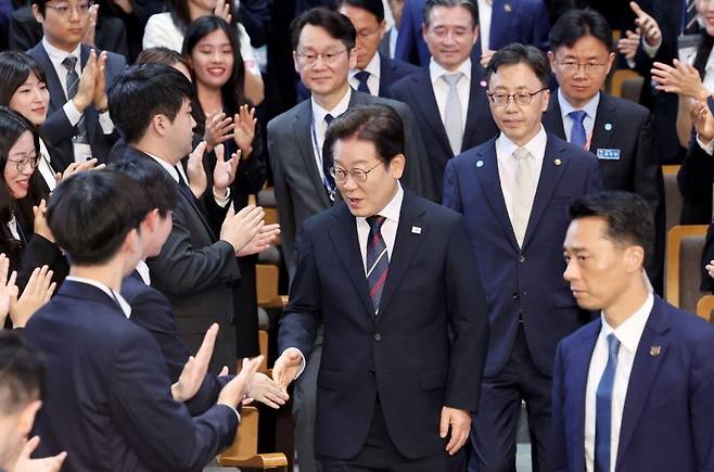 이재명 대통령이 14일 5급 신임관리자과정 교육생에게 특강을 하기 위해 충북 진천 국가공무원인재개발원 강당에 입장하며 참석자들과 인사하고 있다.뉴시스