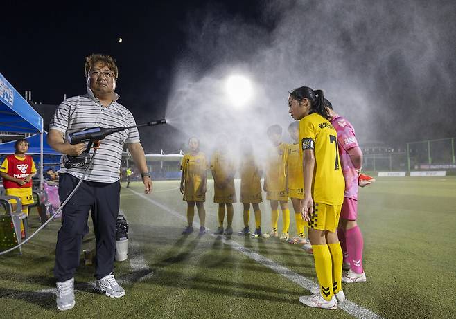 2025년 8월2일 전남 광양중앙초등학교 여자축구단 지도자가 선수들에게 물을 분무해 열을 식혀주고 있다. 창녕(경남)=김진수 선임기자 jsk@hani.co.kr