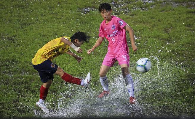 8월2일 창녕스포츠파크 4구장에서 화천KSPO와 상무여자축구단이 경기하던 중 폭우가 내리고 있다. 창녕(경남)=김진수 선임기자 jsk@hani.co.kr