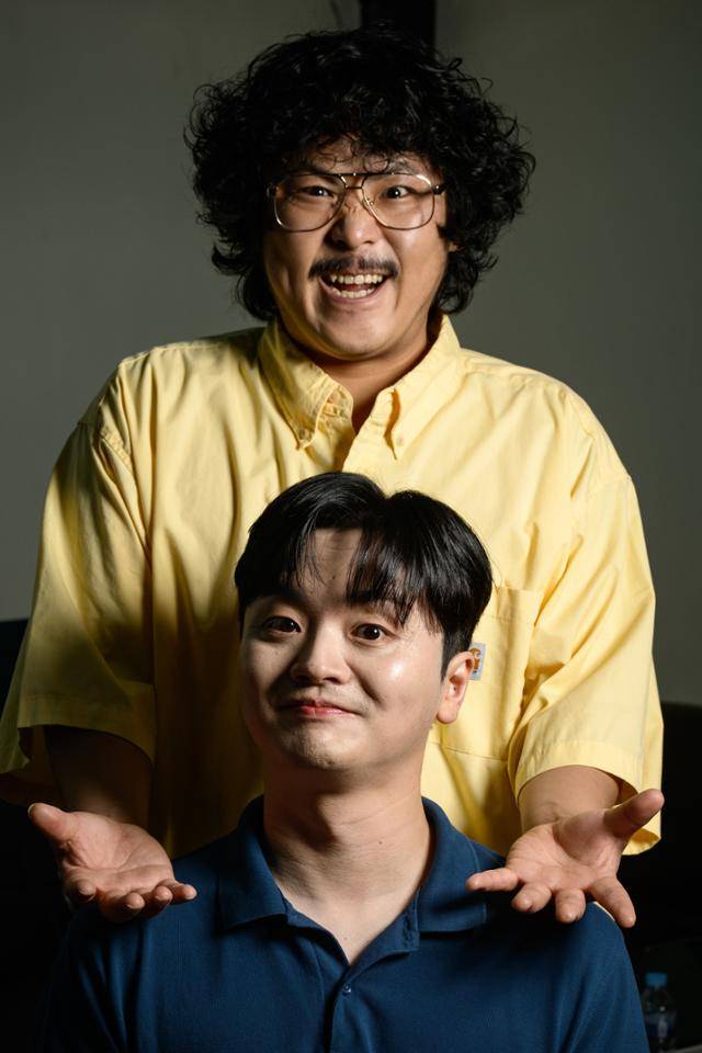 국민 위로송 '나는 반딧불'을 부른 황가람(아래)과 이 곡을 작사, 작곡한 정중식. 두 가수는 "'나는 반딧불'은 애초 둘이 필요했던 노래"라고 말했다. 하상윤 기자