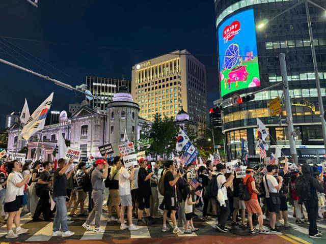 12일 서울 중구 명동에서 '부정선거 대선 무효 및 윤어게인 촉구 집회' 참가자들이 행진하고 있다. 권정현 기자