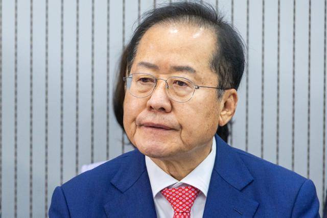 4월 29일 서울 여의도 국민의힘 중앙당사에서 홍준표 당시 국민의힘 대선 경선 후보가 제21대 대통령 후보자 국민의힘 3차 경선 진출자 결과를 기다리고 있다. 한국일보 자료사진