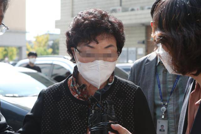 김건희 여사의 모친 최은순씨가 2023년 7월 의정부지법에서 열린 통장 잔고증명서 위조 사건 항소심 재판에 출석하기 위해 법원 청사로 이동하고 있다. 연합뉴스