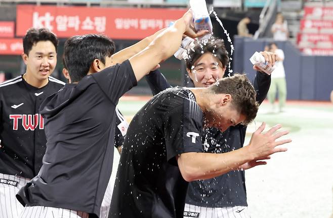 12일 오후 수원 KT위즈파크에서 열린 2025 프로야구 LG와 KT 경기. LG가 11-2 승리했다. 경기 종료 후 데뷔승을 거둔 투수 톨허스트가 물세례받고 있다.. 수원=정시종 기자 capa@edaily.co.kr /2025.08.12.