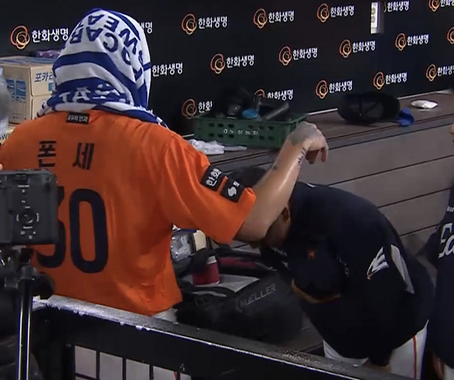 양상문(오른쪽) 한화 투수 코치가 22일 대전 SSG 랜더스 7회 말 수비를 마치고 돌아온 폰세에게 고개 숙여 인사하고 있다. 사진=SBS sports, 티빙 중계 캡처