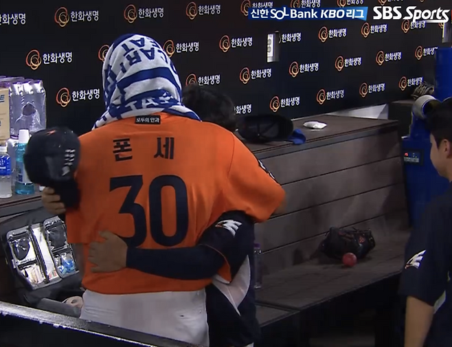 한화 폰세와 양상문(오른쪽) 한화 투수 코치가 22일 대전 SSG 랜더스 7회 말 종료 후 포옹하고 있다. 사진=SBS sports, 티빙 중계 캡처