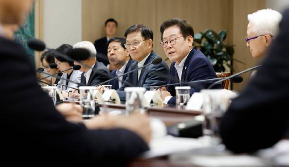 이재명 대통령이 22일 용산 대통령실에서 열린 제1회 국가과학기술자문회의 전원회의에서 발언하고 있다.  [사진=연합뉴스]