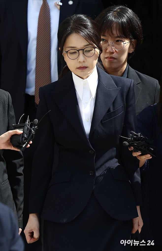 윤석열 전 대통령 부인 김건희 씨가 12일 오후 서울 서초구 서울중앙지방법원에서 열린 구속 전 피의자 심문(영장실질심사)을 마치고 법원을 나서고 있다. [사진=사진공동취재단]