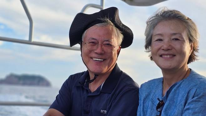 문재인 전 대통령(왼쪽)과 김정숙 여사 (사진, 문재인 전 대통령 SNS)