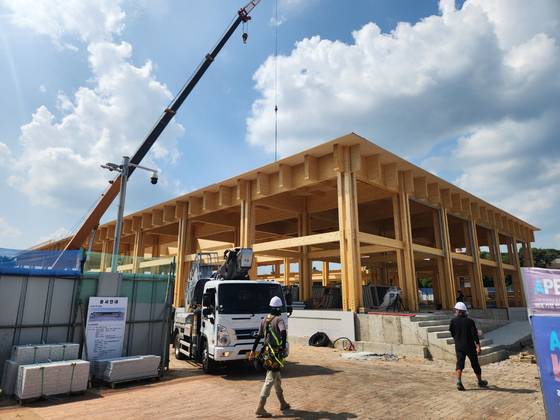 21일 경북 경주시 인왕동 국립경주박물관 앞에 건설되고 있는 경주 아시아태평양경제협력체(APEC) 정상회의 만찬장 모습. 경북도는 이날 현재 만찬장 공정률이 63%라고 밝혔다. 김정석 기자