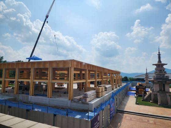 21일 경북 경주시 인왕동 국립경주박물관 앞에 건설되고 있는 경주 아시아태평양경제협력체(APEC) 정상회의 만찬장 모습. 경북도는 이날 현재 만찬장 공정률이 63%라고 밝혔다. 김정석 기자