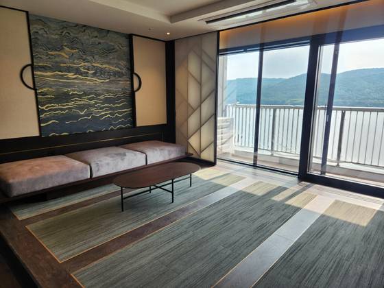 21일 경북 경주시 신평동 소노캄 경주에서 프레지덴셜 로얄 스위트(PRS) 객실 공사가 이뤄지고 있다. 다음달 26일 재오픈 예정인 소노캄 경주는 총 7개의 PRS를 갖출 예정이다. 김정석 기자