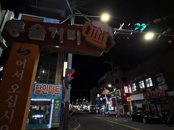 지난 20일 오후 8시쯤 경남 창원시 마산합포구 두월동 통술거리 모습. 안대훈 기자