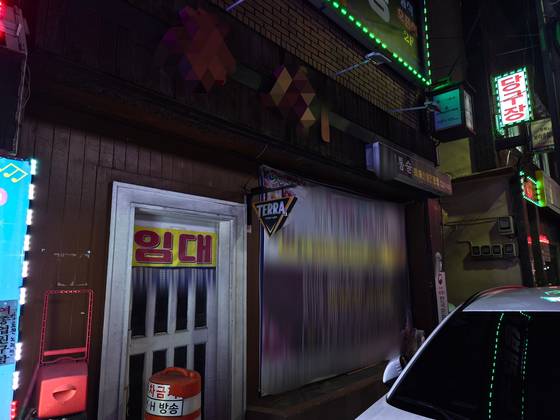지난 20일 오후 8시쯤 경남 창원시 마산합포구 두월동 통술거리 모습. 폐업한 통술집에 '임대' 현수막이 붙어 있다. 안대훈 기자