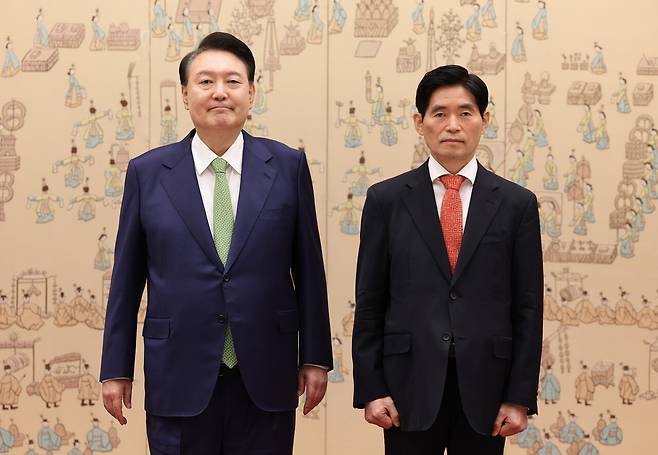 윤석열 대통령이 2024년 8월 20일 서울 용산 대통령실 청사에서 열린 재외공관장 신임장 수여식에서 권세중 주트리니다드토바고 대사에게 신임장을 수여한 뒤 기념 촬영을 하고 있다. [연합뉴스]