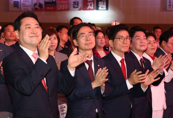 국민의힘 장동혁, 조경태, 김문수, 안철수 대표 후보가 22일 충북 청주오스코에서 열린 국민의힘 제6차 전당대회에서 박수치고 있다. 전민규 기자