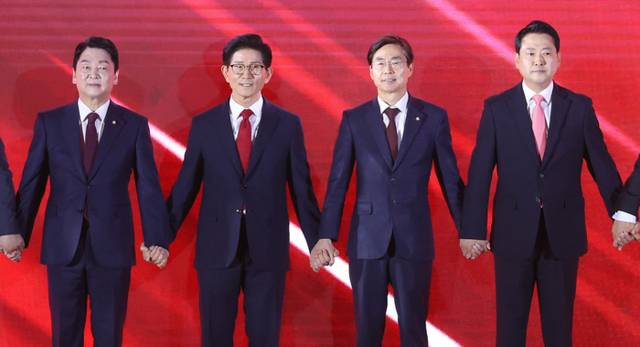 ▲ 22일 충북 청주시 흥덕구 청주오스코에서 열린 국민의힘 제6차 전당대회에서 안철수(왼쪽부터), 김문수, 조경태, 장동혁 당 대표 후보가 기념 촬영하고 있다. 연합뉴스