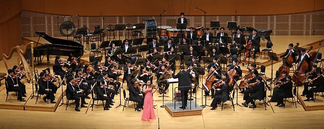 지난 21일 서울 송파구 롯데콘서트홀에서 열린 공연인 한경아르떼필하모닉 더 클래식 시리즈5 '한여름 밤의 낭만'에서 바이올리니스트 김서현과 지휘자 최수열이 연주하고 있다. 이솔 기자.