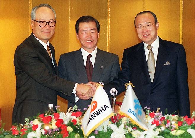 한화석유화학과 대림산업이 1999년 12월 2일 오전 서울 프라자 호텔에서 김승연 한화 회장과 이준용 대림 회장,김진만 한빛은행장 등이 참석한 가운데 유화부문 합작및 사업교환(빅딜)계약서 조인식을 가지고있다. 사진=한국경제신문