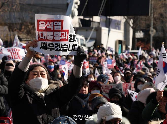 윤석열 대통령에 대한 2차 체포영장 집행을 앞둔 지난 1월10일 서울 용산구 한남동 대통령 관저 인근에서 보수단체가 주최한 탄핵 반대 집회가 열리고 있다. 권도현 기자