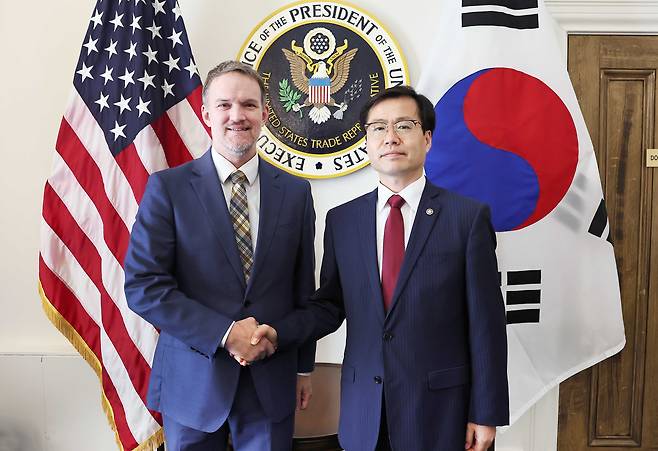 여한구 산업통상자원부 통상교섭본부장(오른쪽)과 제이미슨 그리어 미 무역대표부(USTR) 대표. 연합뉴스