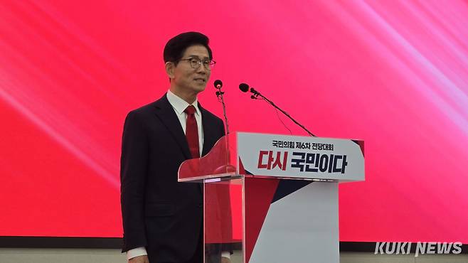 김문수 국민의힘 당대표 후보가 22일 ‘제6차 국민의힘 전당대회’ 결선에 진출한 후 기자회견을 하고 있다. 임현범 기자