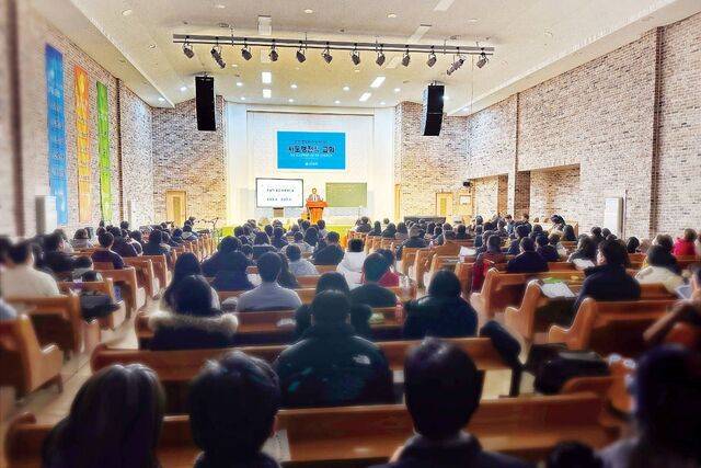 김 목사가 한소망교회에서 사도행전적 교회를 주제로 강연하는 모습. 한소망교회 제공