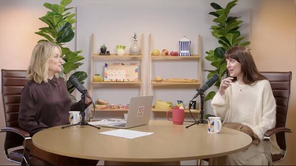 ▲ 동료 배우 에이미 풀러(왼쪽)가 진행하는 유튜브에 출연한 배우 다코타 존슨(오른쪽). 유튜브 갈무리