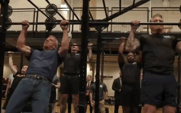 미국 도널드 트럼프 행벙부 고위 당국자들이 신체 건강의 중요성을 강조하기 위해 짧은 시간 내에 턱걸이와 팔굽혀펴기를 해야 하는 ‘챌린지’ 운동을 시작했다. [사진출처 = SNS 영상 캡처]