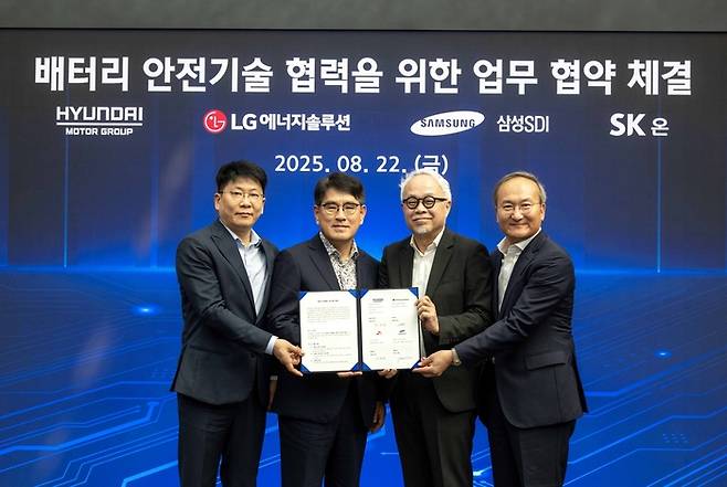 22일 경기도 화성시 남양연구소에서 열린 ‘배터리 안전기술 협력을 위한 업무 협약 체결식’에서 김동영 LG에너지솔루션 대표이사, 양희원 현대차·기아 R&D본부장, 최주선 삼성SDI 대표이사, 이석희 SK온 대표이사(왼쪽부터)가 기념 촬영을 하고 있다. <현대차그룹>