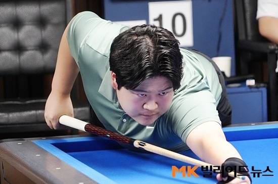 손준혁은 중학교 2학년까지 축구선수 꿈을 키웠으나 부상으로 그만뒀다. 이후 아버지 권유로 당구를 배우기 시작, 현재는 국내 랭킹 8위로 정상급 선수로 성장했다.