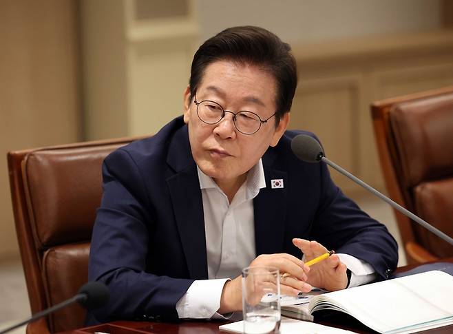 이재명 대통령이 22일 서울 용산 대통령실에서 열린 국가과학기술자문회의 전원회의에서 참석자들의 발언을 듣고 있다. [김호영 기자]