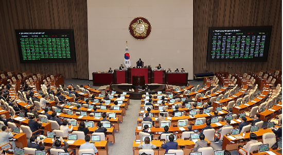 22일 서울 여의도 국회 본회의에서 한국교육방송공사법(EBS법) 개정안이 통과되고 있다.(사진=연합뉴스)