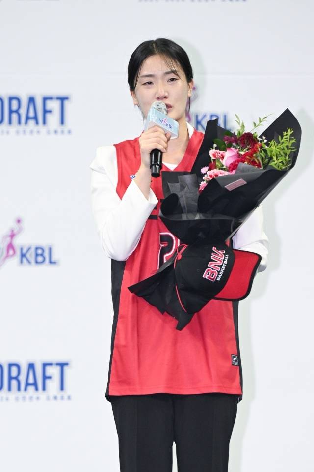 부산 BNK는 2라운드 3순위 지명권으로 단국대 박지수를 지명했다. 2022년 이후 무려 3년 만에 대학 선수가 프로 진출의 꿈을 이룬 순간. 그때 백지은 감독은 BNK 유니폼을 입은 박지수과 함께 뜨거운 눈물을 쏟아냈다. 사진=WKBL 제공