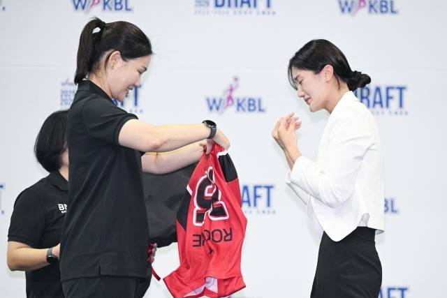 박지수는 2022년 부임한 백지은 감독과 4년을 함께한 ‘애제자’다. 그렇기에 애정이 깊을 수밖에 없는 관계. 백지은 감독은 “지수는 1학년 때부터 가르쳤던 아이이기에 애정이 깊다”며 “이번 신인 드래프트에 참가한 모든 아이가 정말 간절했다. 나 역시 이 아이들을 잘 가르쳐서 프로에 보내자는 마음이 컸기에 더 눈물을 흘린 것 같다”고 말했다. 사진=WKBL 제공