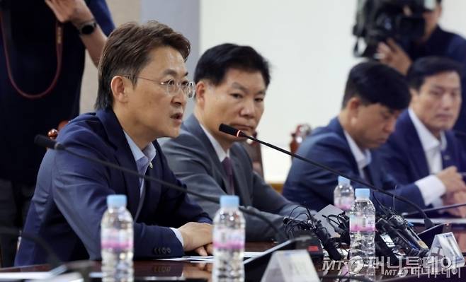 [서울=뉴시스] 홍효식 기자 = 권대영 금융위원회 부위원장이 21일 오전 서울 중구 은행연합회에서 열린 석유화학 경쟁력 제고를 위한 금융권 간담회에서 발언하고 있다. 2025.08.21. yesphoto@newsis.com /사진=홍효식