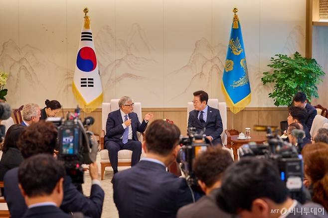 (서울=뉴스1) 허경 기자 = 이재명 대통령이 21일 서울 용산 대통령실에서 빌 게이츠 게이츠재단 이사장을 접견하고 있다.?(대통령실 제공. 재판매 및 DB 금지) 2025.8.21/뉴스1 Copyright (C) 뉴스1. All rights reserved. 무단 전재 및 재배포, AI학습 이용 금지. /사진=(서울=뉴스1) 허경 기자