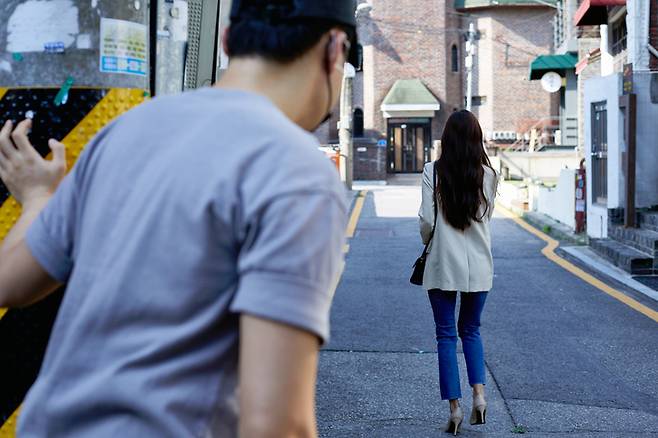 일면식 없는 여성의 목덜미 냄새를 맡으려 약 4㎞를 미행해 음란행위를 한 20대 일본 남성이 현지 경찰에 붙잡혔다. 사진은 기사 이해를 돕기 위한 자료 사진. /사진=게티이미지뱅크