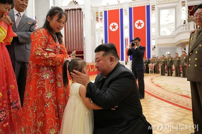 북한 노동당 기관지 노동신문은 21일 김정은 당 총비서가 귀국한 조선인민군 해외작전부대 주요지휘관에게 국가표창을 수여했다고 22일 보도했다. / 사진=뉴스1(노동신문)