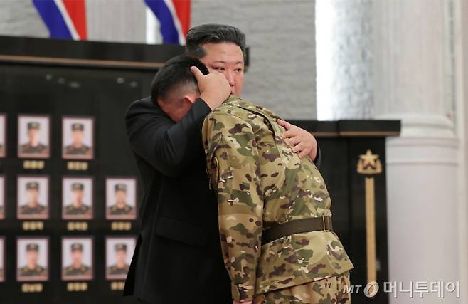 북한 노동당 기관지 노동신문은 21일 김정은 당 총비서가 귀국한 조선인민군 해외작전부대 주요지휘관에게 국가표창을 수여했다고 22일 보도했다. / 사진=뉴스1(노동신문)
