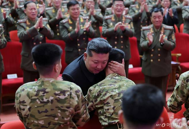 북한 노동당 기관지 노동신문은 21일 김정은 당 총비서가 귀국한 조선인민군 해외작전부대 주요지휘관에게 국가표창을 수여했다고 22일 보도했다. / 사진=뉴스1(노동신문)