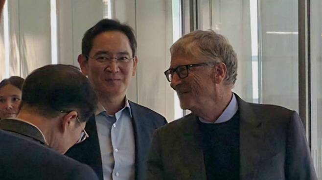 이재용 삼성전자 회장이 22일 삼성전자 서초 사옥을 방문해 오찬을 함께 한 빌 게이츠 게이츠재단 이사장을 배웅하고 있다. /사진=삼성전자