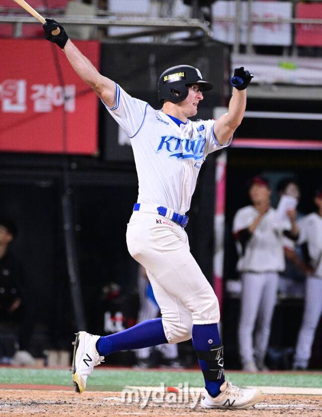2025년 8월 12일 오후 경기도 수원KT위즈파크에서 열린 '2025 신한 SOL뱅크 KBO 리그' LG 트윈스와 KT 위즈의 경기 KT 스티븐슨이 7회말 선두타자로 나와 삼진을 당하고 있다./마이데일리