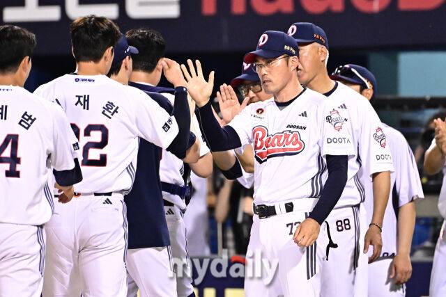 2일 서울 잠실야구장에서 열린 '2025 신한 SOL BANK KBO리그' 삼성 라이온즈와 두산 베어스 경기. 두산이 5-0으로 삼성에 승리 했다. 두산 조성환 감독대행이 선수들과 기뻐하고 있다./마이데일리
